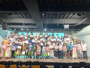 (15)全體學生上台合影