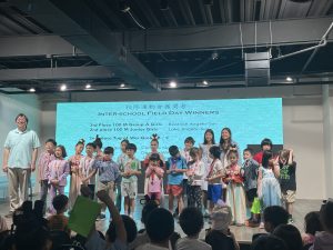 (20)太厲害了100M 運動雙雌(姐妹花) 參加今年2026中文學校運動會得獎牌(L7 孫瑜霞與姊姊孫家容 全體合影